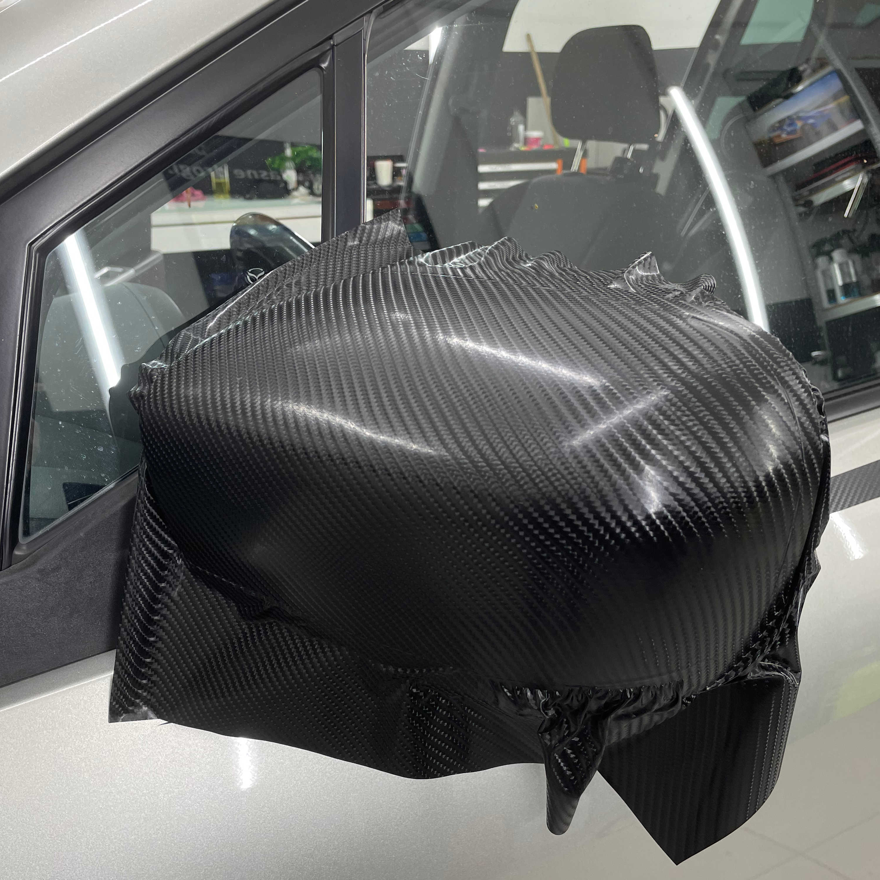 aplikacja folii carbonowej na lusterku w aucie. realizacja - kwrap Sulechów